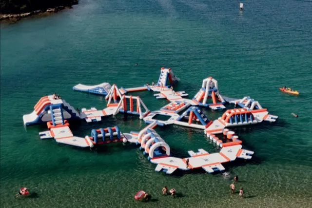 Park wodny aquafun Ocean Line na morzu, widok z lotu ptaka